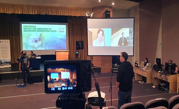 Question and answer session in the conference hall, with Prof. Dr. Dorothea Bartels shown on the projection screen